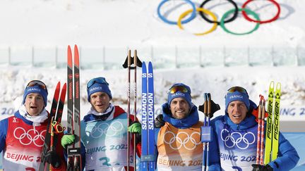 Les relayeurs français Fabien Claude, Emilien Jacquelin, Simon Desthieux et Quentin Fillon Maillet sont devenus vice-champions olympiques à Zhangjiakou, le 15 février 2022. (ODD ANDERSEN / AFP)