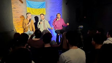 Cette scène souterraine de stand-up permet aux humoristes ukrainiens de continuer à faire rire leur public et à défier Vladimir Poutine par leur art. Au centre, Anton, un des humoristes qui se produit dans ce théâtre. (AGATHE MAHUET / RADIO FRANCE)