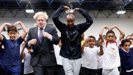 Le maire de Londres (Royaume-Uni), Boris Johnson (2e G) et le champion olympique du 10 000 m&egrave;tres, Mo Farah (C) montrent l'exemple lors du lancement d'une campagne destin&eacute;e &agrave; promouvoir le sport, le 1er octobre 2012. (TOM SHAW / GETTY IMAGE)