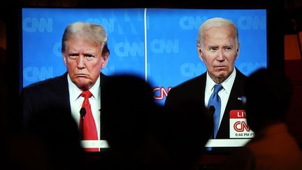 Les deux candidats à l'élection présidentielle américaine, le républicain Donald Trump (à gauche) et son rival démocrate, le président sortant Joe Biden, lors du débat télévisé organisé par CNN le 27 juin 2024. (MARIO TAMA / GETTY IMAGES NORTH AMERICA / AFP)