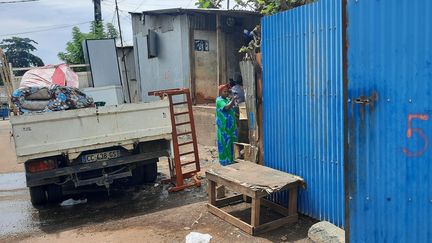 Les habitants de Talus 2 à Mayotte ont réemménagé le 24 avril 2023 après la décision du tribunal de Mamoutzou de suspendre l'arrêté de démantèlement du bidonville. (SANDRINE ETOA ANDEGUE / RADIO FRANCE)