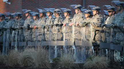 Des membres de la garde nationale am&eacute;ricaine prot&egrave;gent le commissariat de Ferguson (Missouri, Etats-Unis), le 25 novembre 2014.&nbsp; (SCOTT OLSON / GETTY IMAGES NORTH AMERICA / AFP )