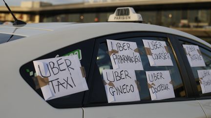 Des taxis manifestent contre UberPop &agrave; Orly (Val-de-Marne), le 25 juin 2015. (THOMAS SAMSON / AFP)