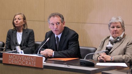 Jacqueline Gourault (à droite), François Bayou (au centre) et Marielle de Sarnez (à gauche) lors d'une conférence de presse du MoDem à Paris. (PIERRE VERDY / AFP)