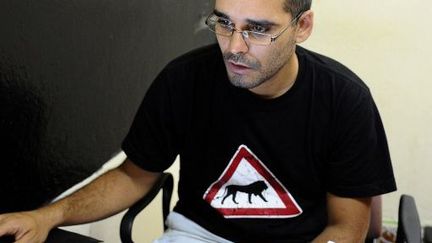 Le rappeur et activiste angolais Luaty Beirao sur son ordinateur le 30 août 2012. Il a entamé une grève de la faim en septembre 2015 pour protester contre son interpellation en juin de la même année, avec 14 autres militants. 
 (AFP PHOTO / STEPHANE DE SAKUTIN)