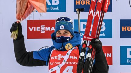 Anaïs Bescond célèbre sa deuxième place lors du sprint au Grand Bornand, le 16 décembre 2021 (OLIVIER CHASSIGNOLE / AFP)