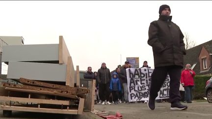 Des sinistrés se sont rassemblés à Blendecques (Pas-de-Calais) pour former un collectif. Ils manifestaient pour réclamer des travaux d'urgence. (France 3)