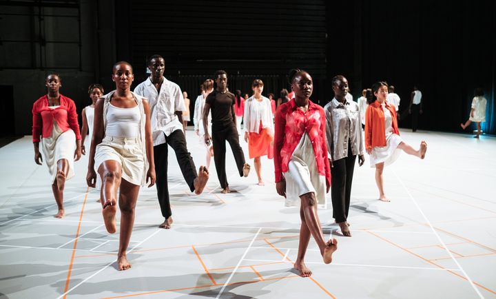 Les étudiants du Conservatoire de Paris, de l'école bruxelloise P.A.R.T.S et de l’École des Sables de Dakar pour le spectacle "Drumming XXL" d'Anne Teresa De Keersmaeker à la MC93 de Bobigny. (JÉRÉMY PIOT / MC93)