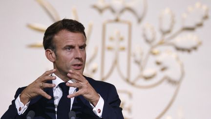 Emmanuel Macron prononce un discours lors d'une réception pour les préfets de France au palais présidentiel de l'Élysée à Paris, le 15 septembre 2022. Phot d'illustration. (LUDOVIC MARIN / POOL / AFP)