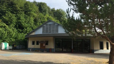 La salle des fêtes jouxte une forêt, à Pont-de-Beauvoisin (Isère). (CAMILLE ADAOUST / FRANCEINFO)