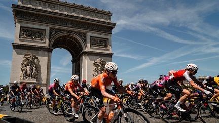 Juste avant l'arrivée du Tour de France masculin, les coureuses du Tour de France femmes arpentent de nombreuses fois l'avenue des&nbsp;Champs-Elysées à Paris, le 24 juillet 2022. (THOMAS MAHEUX / ASO)