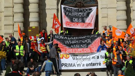 Manifestation de soutien aux salariés de Whirlpool devant l'hôtel de ville d'Amiens, le 16 mars 2017. (MAXPPP)