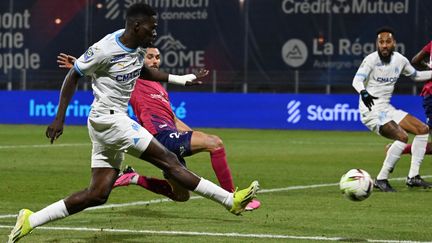 Ismaïla Sarr overtakes Florent Ogier, during Clermont-OM, March 2, 2024. (AFP)