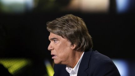 Bernard Tapie lors de son interview sur iT&eacute;l&eacute;, le 10 juillet 2013. (FRED DUFOUR / AFP)