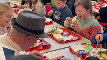 Dans le Nord, à Landrecies, des personnes âgées sont invitées à venir déjeuner une fois par semaine à la cantine scolaire. Lors de ces rencontres, les enfants sont aussi ravis que leurs aînés. (France 3)