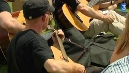 Armstrong de Nougaro en leçon de guitare à Avoine Zone Festival
 (Culturebox)