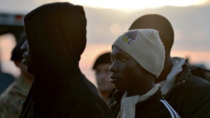 Des migrants africains sauv&eacute;s des eaux au large de l'&icirc;le de Lampedusa (Italie), le 25 octobre 2013. (FILIPPO MONTEFORTE / AFP)