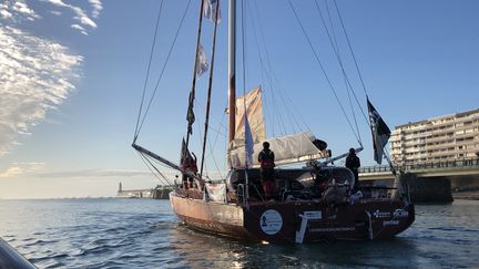 Lors du départ à huis-clos du Vendée Globe depuis le port des Sables-d'Olonne, le 8 novembre 2020. Ici, le bateau du skipper suissse Alan Roura. (EMMA SARANGO / RADIOFRANCE)