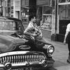 Un homme interpelle une passante dans une rue américaine, le 23 octobre 1954.&nbsp; (CHARLES HEWITT / PICTURE POST / GETTY IMAGES)