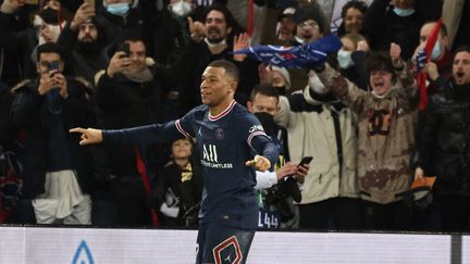 Kylian Mbappé est indéniablement l'homme fort du PSG. Cette saison, l'attaquant français&nbsp;est le joueur impliqué sur le plus de buts dans les cinq grands championnats cette saison, avec 22 buts et 14 passes décisives, soit 36, à égalité avec Karim Benzema (25 buts et 11 passes décisives).&nbsp;Ici, le joueur célèbre l'une de ses réalisations le 15 février 2022, lors des huitièmes&nbsp;de finale aller de la Ligue des champions face au Real Madrid.&nbsp; (MAXPPP)