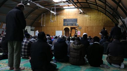 Des musulmans prient &agrave; la mosqu&eacute;e Adda'wa, dans le 19e arrondissement de Paris, le 9 janvier 2015. (BENOIT ZAGDOUN / FRANCETV INFO)