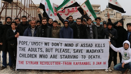 Le message des habitants de Kafranbel appelant le Pape et le Conseil de sécurité des Nations Unies à sauver les enfants de Madaya affamés par les forces de Bachar al-Assad, le 3 janvier 2016. (Capture d&#039;écran du compte Raqqa is Being Slaughtered Silently)