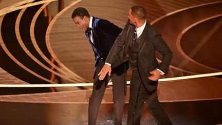 Will Smith donne une gifle à Chris Rock lors de la 94e cérémonie des Oscars à Los Angeles (Etats-Unis), le 27 mars 2022. (ROB LATOUR /SHUTTERSTOCK / SIPA)