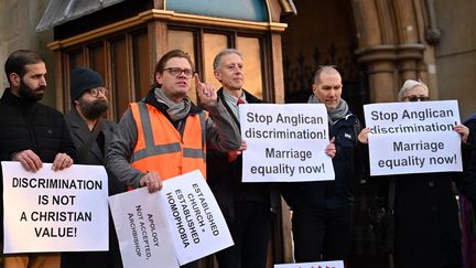 Des personnes militent pour la bénédiction des couples homosexuels par l'Eglise d'Angleterre, à Londres (Royaume-Uni), le 8 février 2023. (JUSTIN TALLIS / AFP)