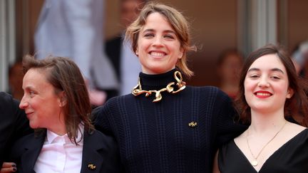 La réalisatrice Céline Sciamma accompagne les actrices Adele Haenel et Luana Bajrami pour la projection de leur film Portrait de la jeune fille en feu, en compétition pour la Palme.&nbsp; (VALERY HACHE / AFP)