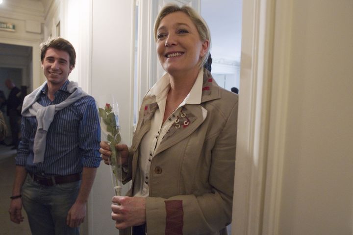 Le président du Front national de la jeunesse, Julien Rochedy, pose avec&nbsp;la candidate à la présidentielle Marine Le Pen au QG du Front national, le 8 mars 2012. (JOEL SAGET / AFP)