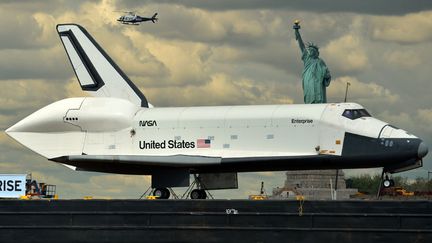 La navette spatiale am&eacute;ricaine Enterprise est achemin&eacute;e vers l'Intrepid Sea-Air-Space Museum de New York, le 6 juin 2012.&nbsp; (STAN HONDA / AFP)