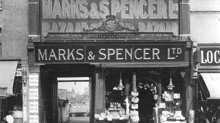 Un magasin Marks & Spencer Ltd, Stratford, Londres, 1910. En 1894, Thomas Spencer (1851-1905) rejoint le réfugié polonais d'origine russe Michael Marks (1859-1907) pour former le partenariat de Marks & Spencer. (HERITAGE IMAGES / HULTON ARCHIVE)