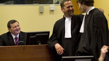 L'ex-général croate Mladen Markac au TPI avec ses avocats. Il a été condamné à 18 ans de prison (15 avril 2011) (AFP / Jerry Lampen)