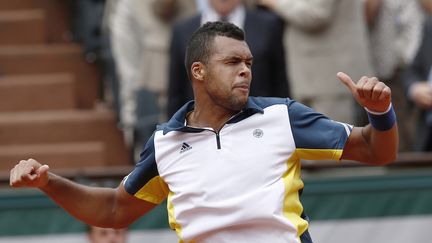 Jo-Wilfried Tsonga&nbsp;ex&eacute;cute sa c&eacute;l&egrave;bre danse des pouces apr&egrave;s sa victoire contre le Serbe&nbsp;Viktor Troicki, le 2 juin 2013 &agrave; Roland-Garros, &agrave; Paris. (ROMAIN TARLET / AFP)