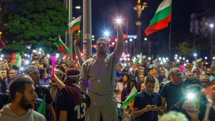 Des&nbsp;Bulgares&nbsp;manifestent près du Parlement à Sofia, le 22 septembre 2020, contre la corruption et pour la démission du gouvernement. (DIMITAR KYOSEMARLIEV / AFP)