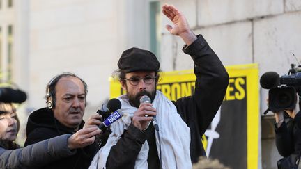 Cédric Herrou, devant le tribunal de Nice, le 4 janvier 2017. (VALERY HACHE / AFP)