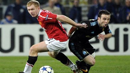 Paul Scholes (Manchester United) et Mathieu Valbuena (Marseille) dos à dos lors d'un match de Coupe d'Europe