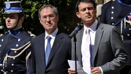 L'ancien ministre de l'Int&eacute;rieur, Claude Gu&eacute;ant, et son successeur, Manuel Valls, &agrave; l'occasion de la passation de pouvoir, place Beauvau &agrave; Paris, le 17 mai 2012.&nbsp; (BERTRAND GUAY / AFP)