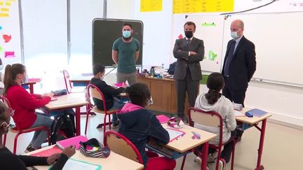 Emmanuel Macron (au centre) et Jean-Michel Blanquer (à droite) visite une école de Melun (Seine-et-Marne), le 26 avril 2021. (FRANCEINFO)