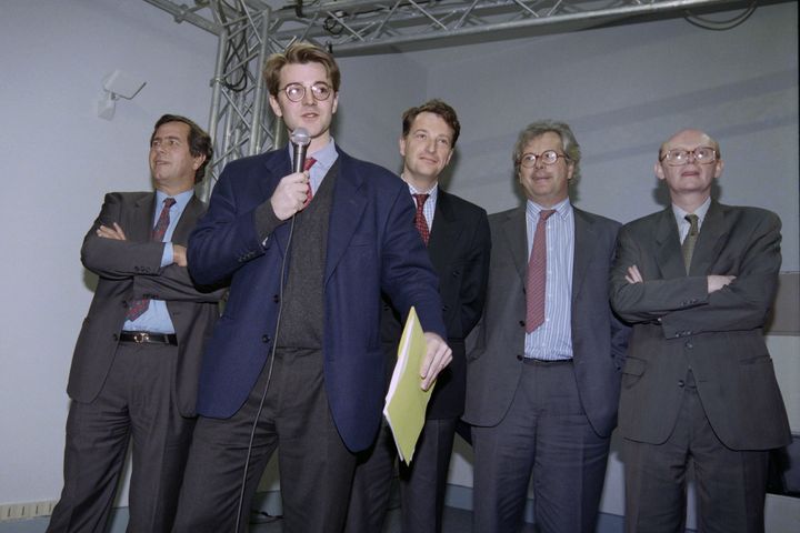 L'équipe de campagne de Jacques Chirac, réunie à Paris le 12 janvier 1995 : Jean-Louis Debré, François Baroin, Hervé Gaymard, Jérôme Bignon et Patrick Stefanini&nbsp;(de gauche à droite). (GEORGES BENDRIHEM / AFP)