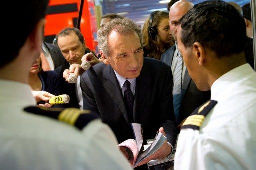 François Bayrou devant un stand au Salon de l'Etudiant (BERTRAND LANGLOIS / AFP)