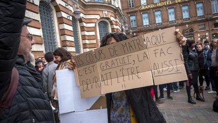 Les étudiants évacués de l'université du Mirail à Toulouse se sont rassemblés sur la Place du Capitole, le mercredi 9 mai 2018 (ERIC CABANIS / AFP)