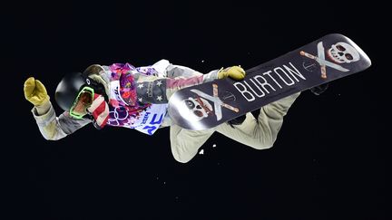 C'&eacute;tait l'une des stars de ces Jeux. Si l'am&eacute;ricain Shaun White a fait le show lors des qualifications de l'&eacute;preuve de halfpipe, mardi 11 f&eacute;vrier, il s'est finalement inclin&eacute; en finale, terminant 4e.C'est le Suisse Iouri Podladtchikov qui s'est adjug&eacute; l'or. (JAVIER SORIANO / AFP)