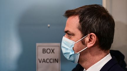 Le ministre de la Santé, OIivier Véran, visite le centre de vaccination contre le Covid-19 de l'hôpital Hôtel-Dieu à Paris, le 4 janvier 2021. (MARTIN BUREAU / POOL / AFP)