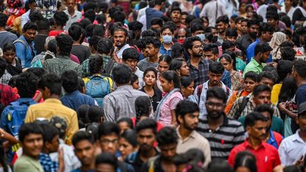 La foule sur un marché à Chennai (Inde), pour le festival des lumières, le 22 octobre 2022. L'Inde, pays de 1,4 milliard d'habitants, deviendra le plus peuplé du monde en 2023, selon l'ONU. (ARUN SANKAR / AFP)