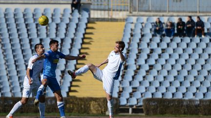 Des joueurs des clubs de Simferopol et Sébastopol s'affrontent lors d'un match de la Coupe de Crimée, le 14 mars 2015, à Simferopol. (EVGENY BIYATOV / RIA NOVOSTI)