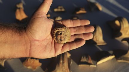 Des morceaux de figurines en argile âgés de 2 700 ans, trouvés à Jérusalem.&nbsp; (MENAHEM KAHANA / AFP)