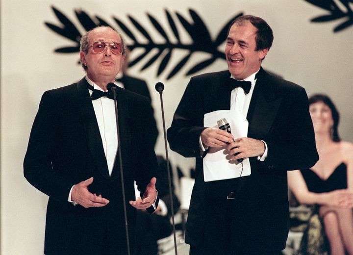 Cannes, 1990 : Bernardo Bertolucci, président du jury cette année là, s'amuse d'un discours de Manoel de Oliveira.
 (JACQUES DEMARTHON / AFP)