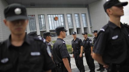 Des agents de police devant le tribunal d'Hefei, en Chine, le 10 ao&ucirc;t 2012. Quatre policiers y &eacute;taient jug&eacute;s dans l'affaire Bo Xilai. (ALY SONG / REUTERS)