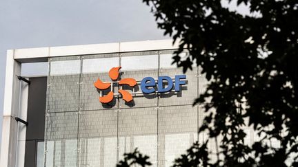 Le logo d'EDF sur un bâtiment du fournisseur d'électricité, le 27 octobre 2022, à Paris. (ARNAUD PAILLARD / HANS LUCAS / AFP)